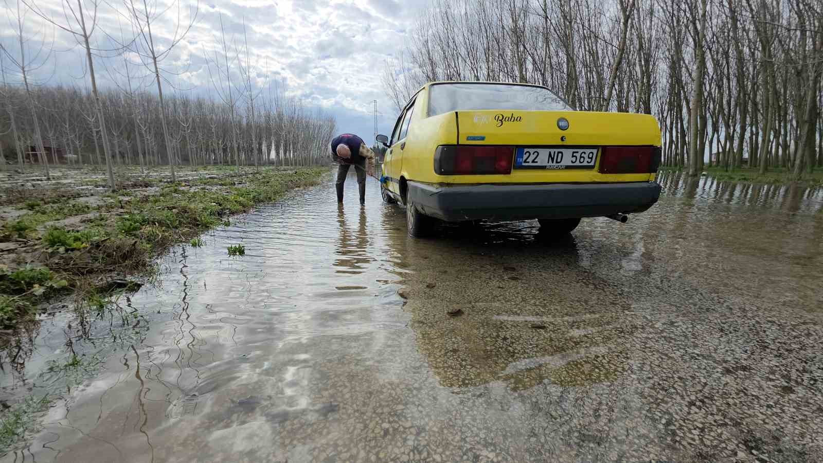 Edirne’de taşkın suları bedava yıkamaya dönüştü: Taşkını fırsata çevirdiler
