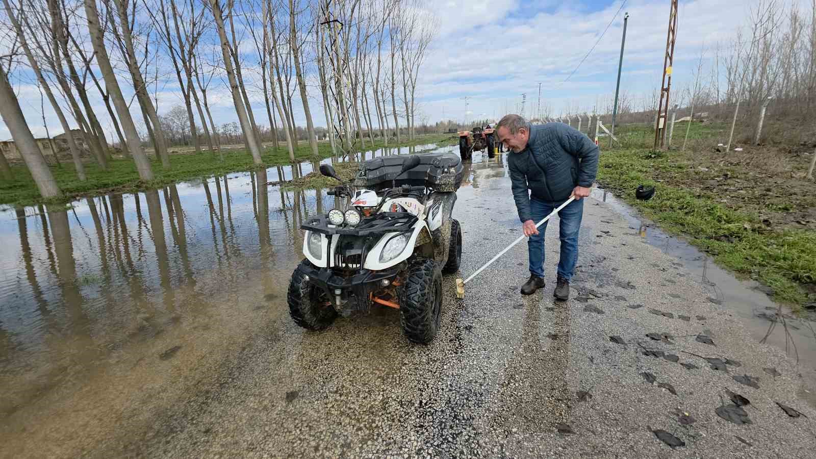 Edirne’de taşkın suları bedava yıkamaya dönüştü: Taşkını fırsata çevirdiler
