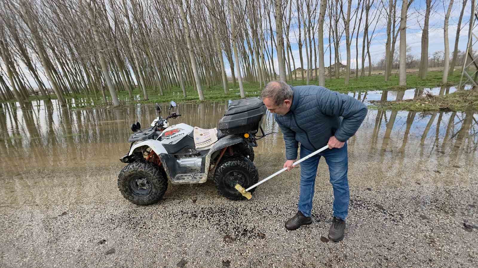 Edirne’de taşkın suları bedava yıkamaya dönüştü: Taşkını fırsata çevirdiler
