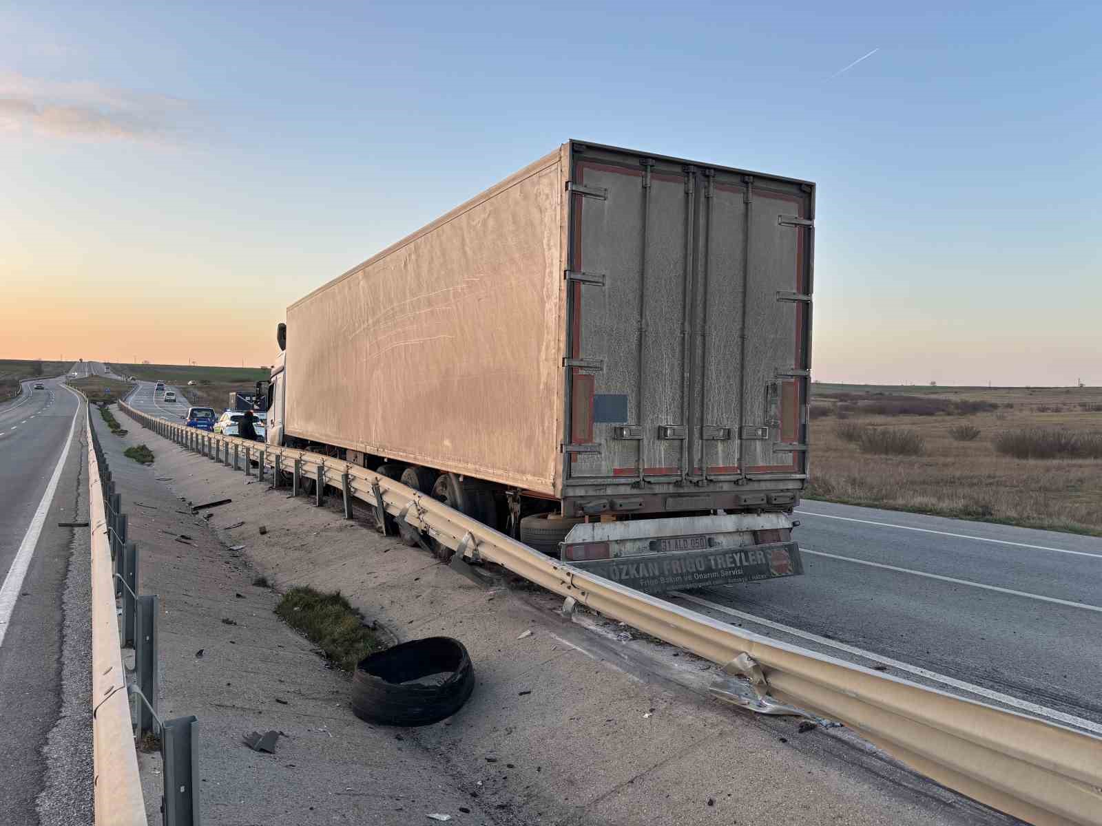 Edirne’de tır bariyerlere çarptı
