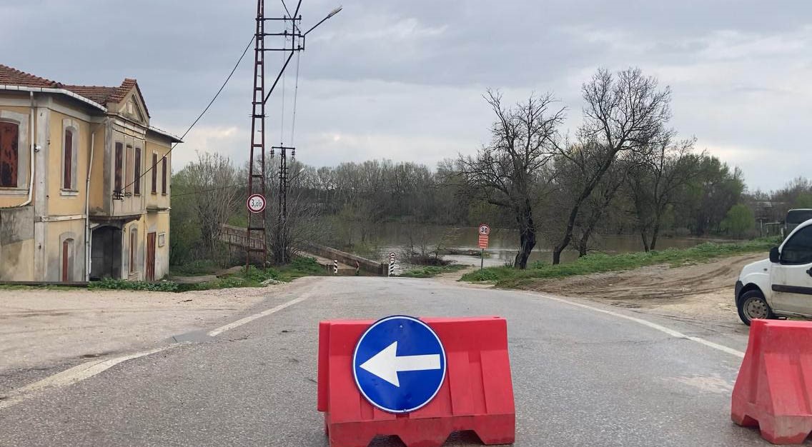 Edirne’de Tunca Nehri taştı: Saraçhane Köprüsü trafiğe kapandı
