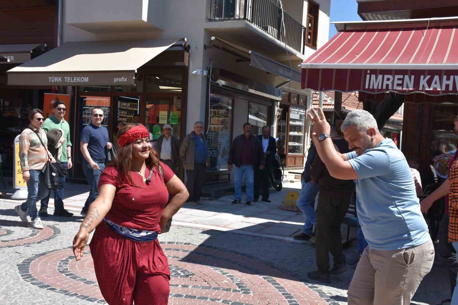 Edirne’de turistler romanların kakava davetine ortak oldu
