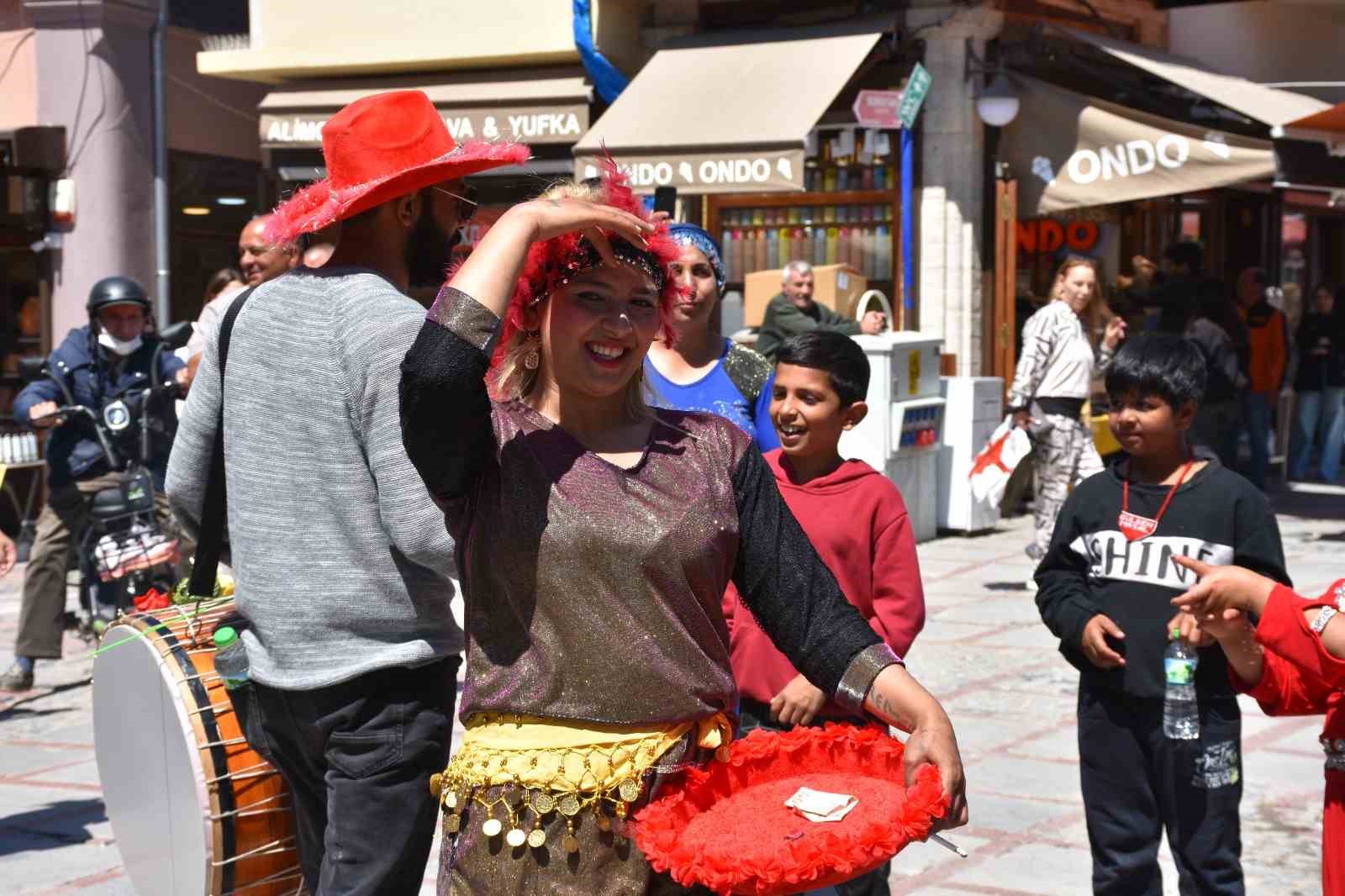 Edirne’de turistler romanların kakava davetine ortak oldu
