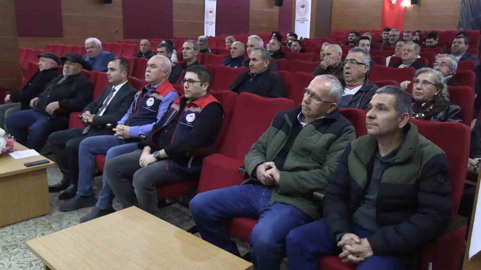 Edirne’de üreticiye B-Reçete eğitimi verildi
Edirne’de üreticiye B-Reçete eğitimi verildi