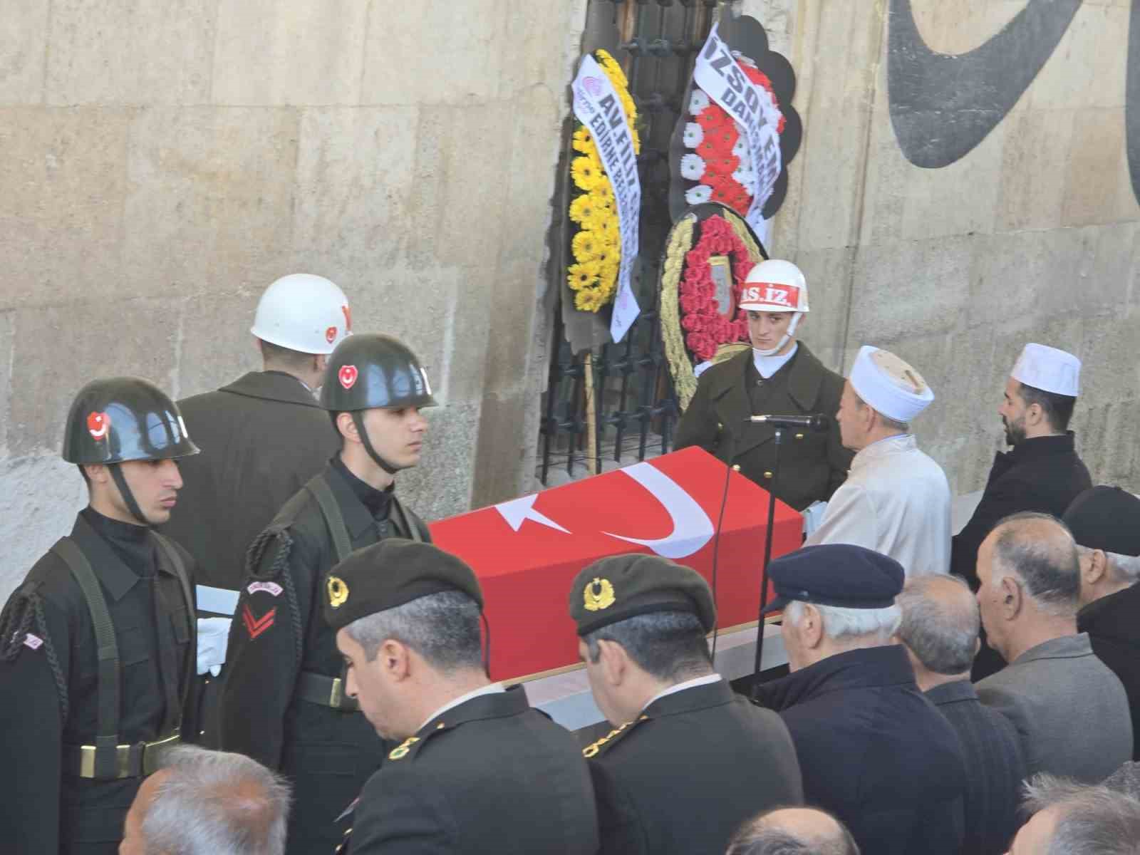 Edirne’de vefat eden emekli astsubay askeri törenle son yolculuğuna uğurlandı
