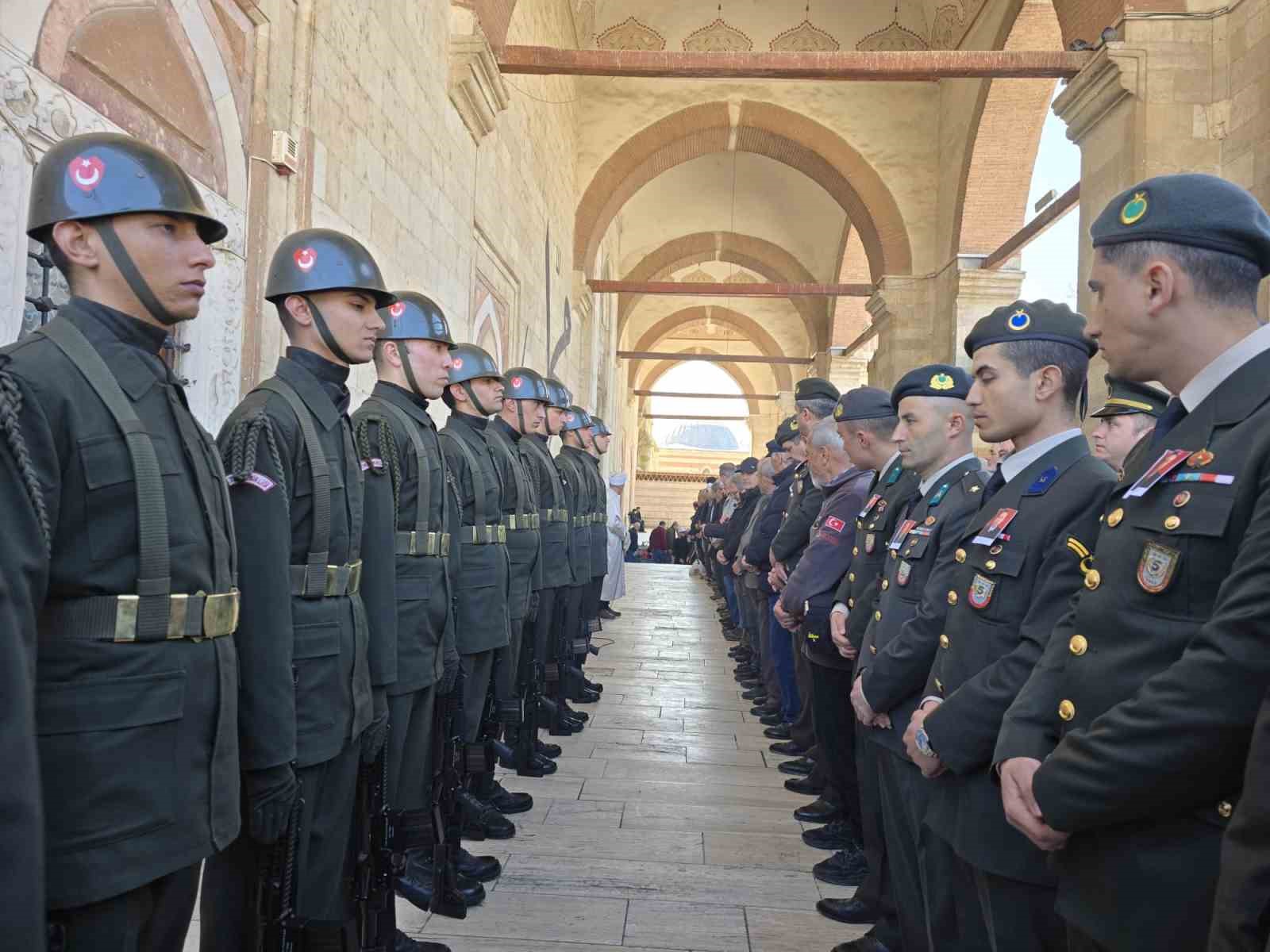 Edirne’de vefat eden emekli astsubay askeri törenle son yolculuğuna uğurlandı
