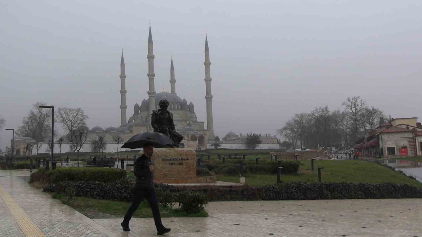 Edirne’de yağmur etkili oldu, cadde ve sokaklar göle döndü
