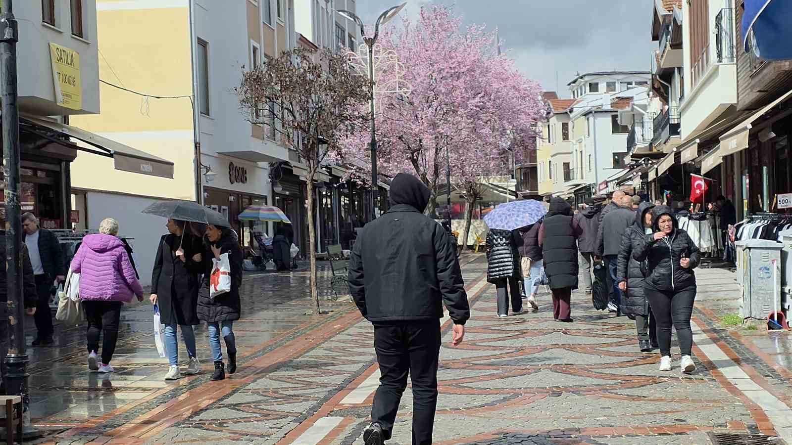 Edirne’de yağmura rağmen alışveriş yoğunluğu
