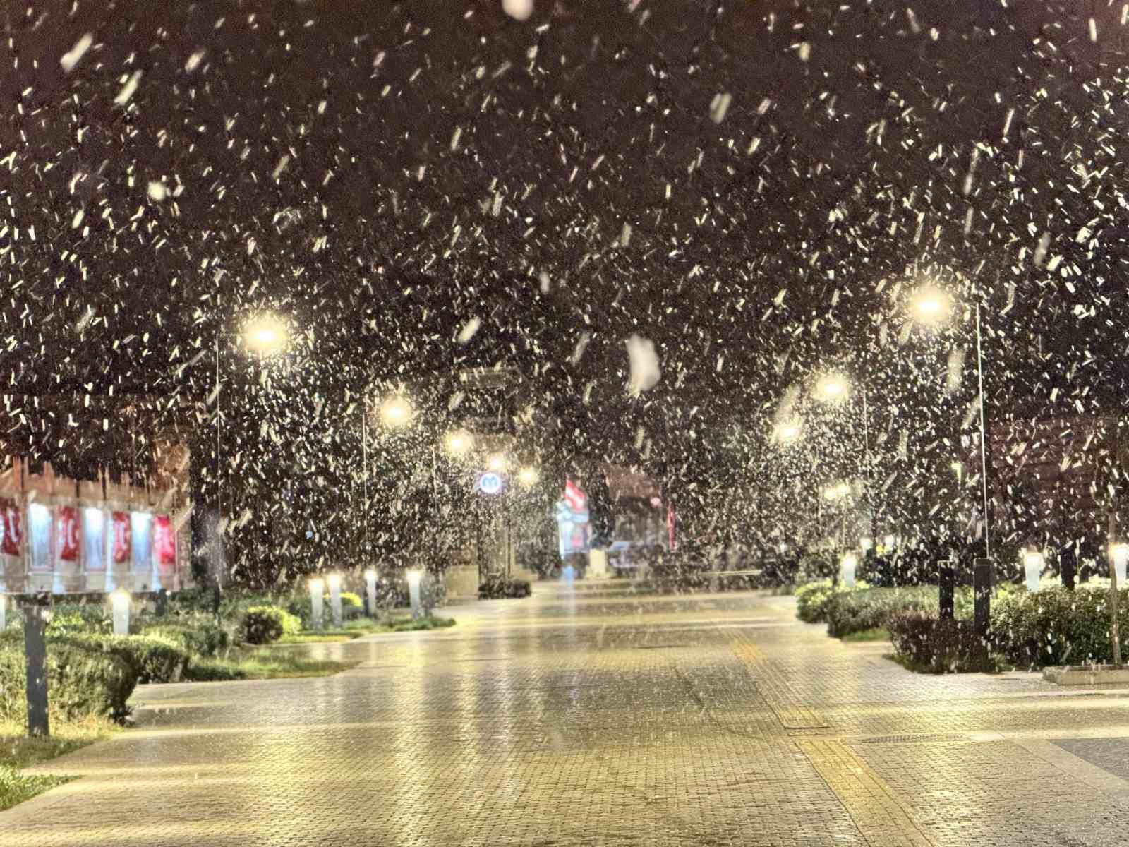 Edirne’de yoğun kar yağışı etkili oluyor
