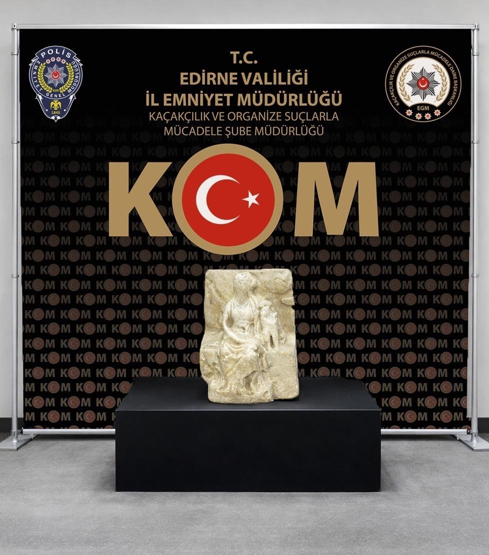 Edirne’de yurt dışına kaçırılmak istenen 2 bin yıllık heykel ele geçirildi
