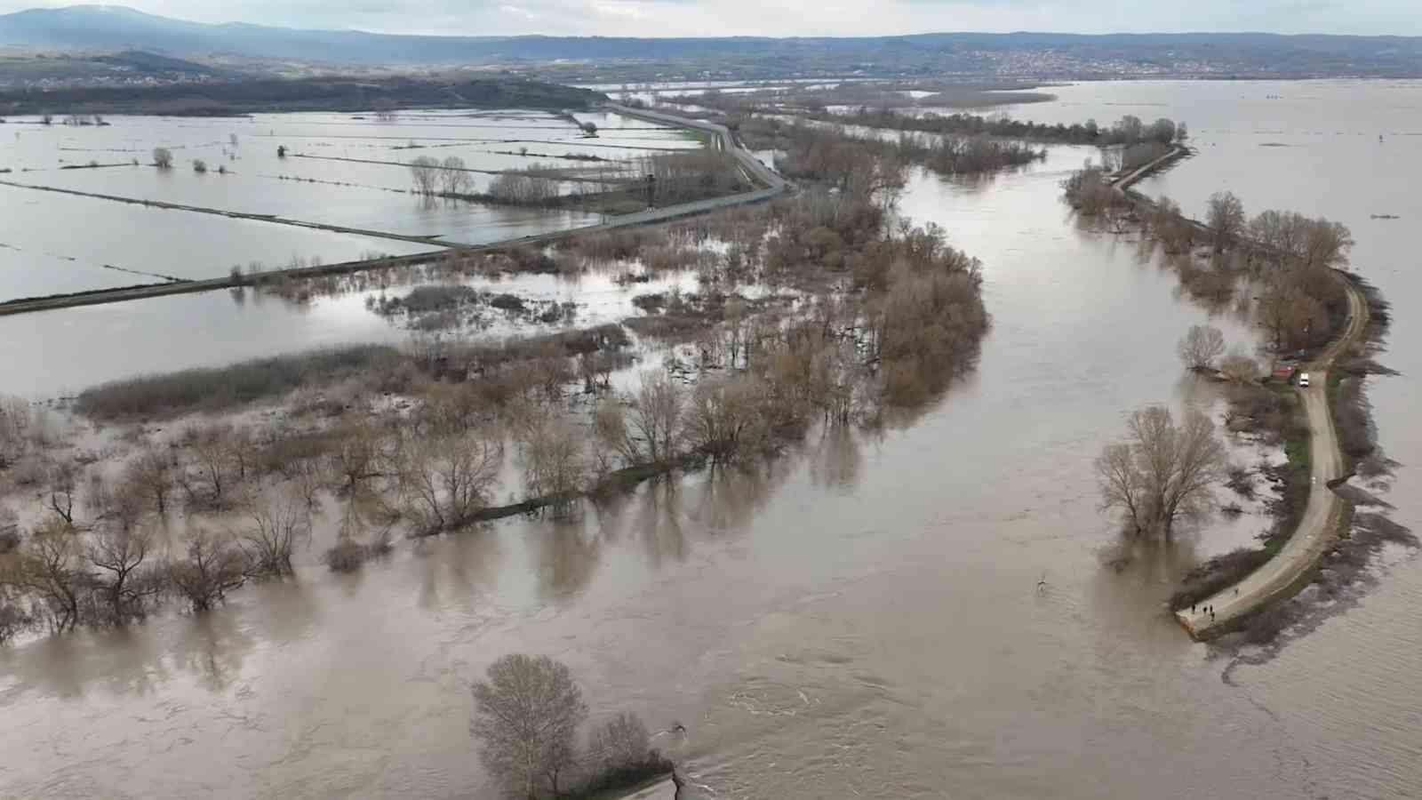 Edirne’de yüzlerce dönüm tarım arazisi sular altında

