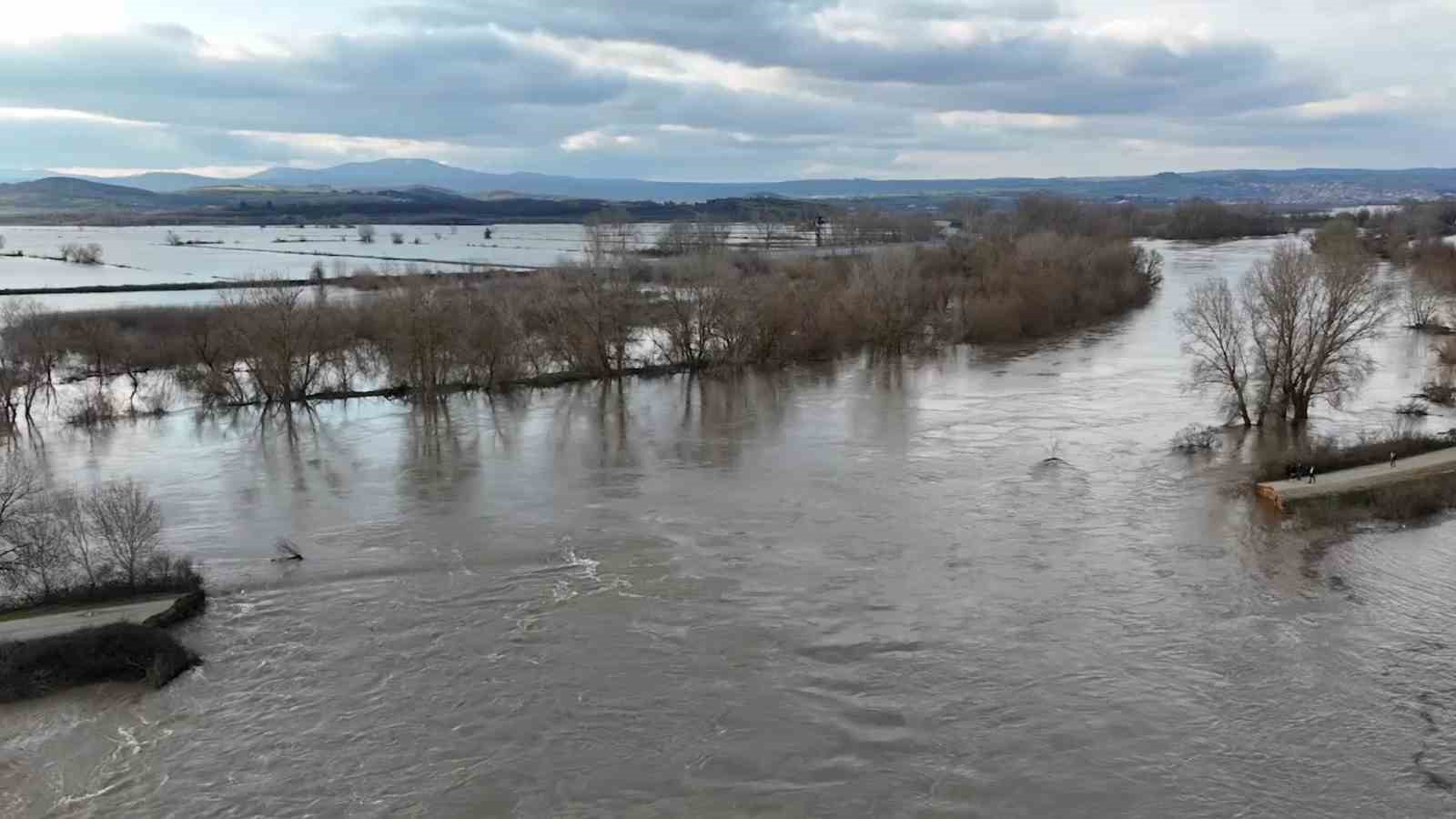 Edirne’de yüzlerce dönüm tarım arazisi sular altında
