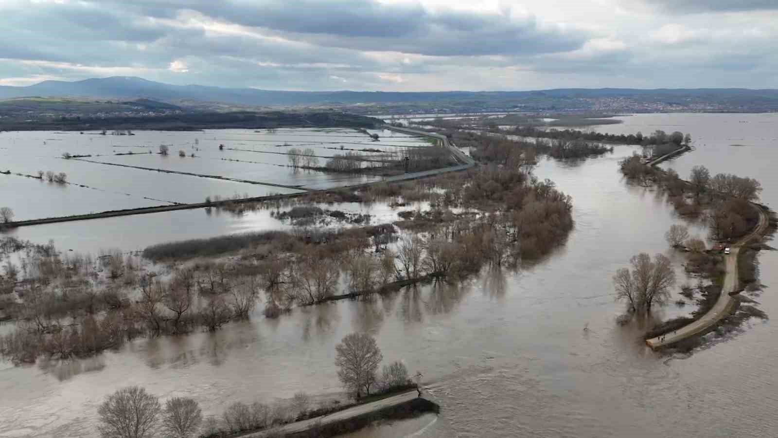 Edirne’de yüzlerce dönüm tarım arazisi sular altında
