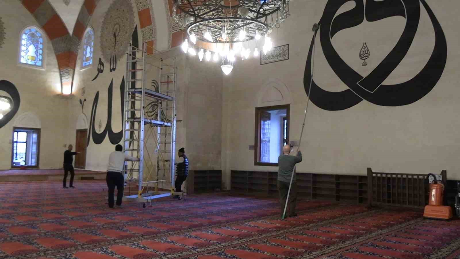 Edirne’deki selatin camiler Ramazan’da gül kokacak
