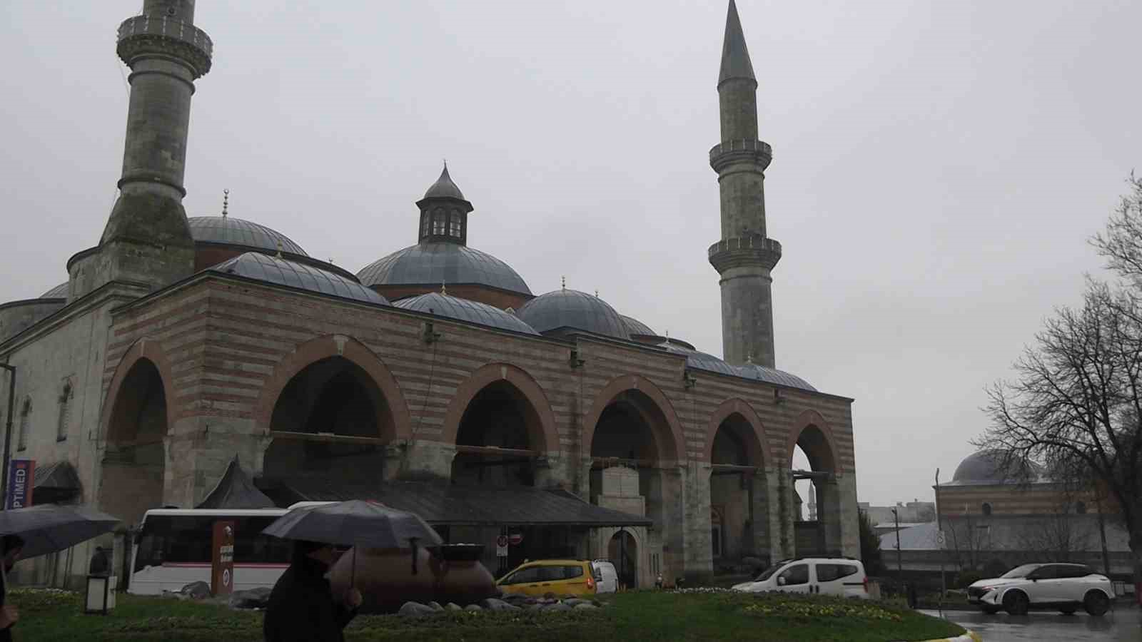 Edirne’deki selatin camiler Ramazan’da gül kokacak
