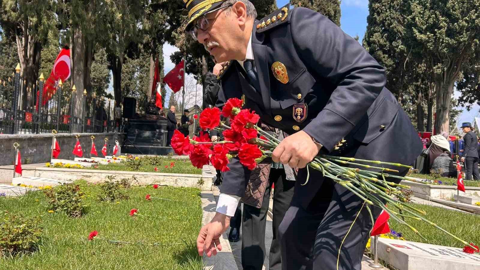 Edirnekapı Şehitliği’nde duygusal anlar: 92 yaşındaki anne gözyaşlarını tutamadı
