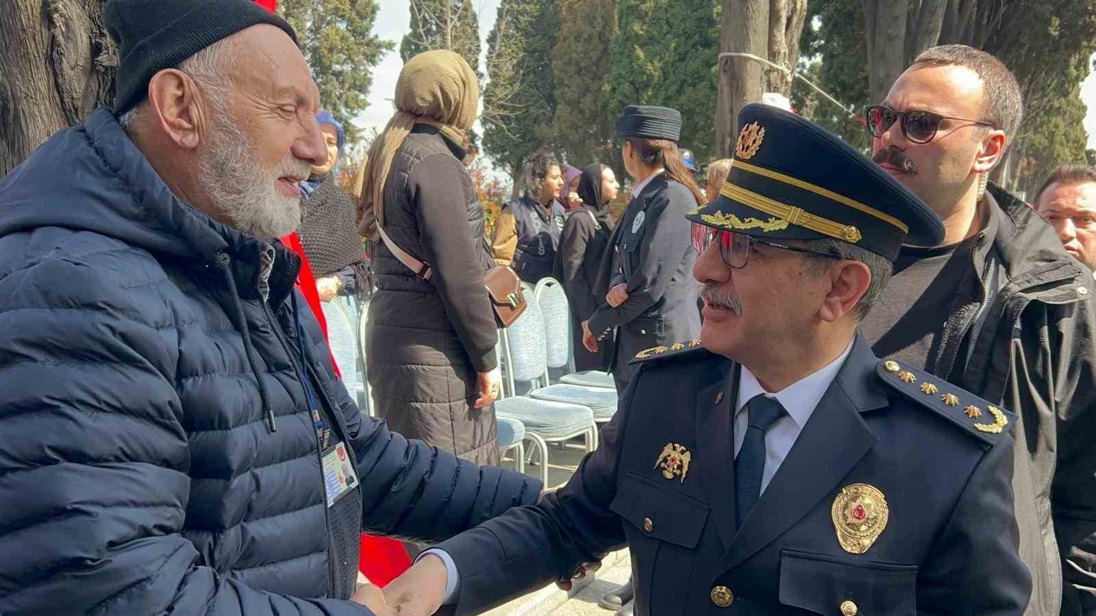 Edirnekapı Şehitliği’nde duygusal anlar: 92 yaşındaki anne gözyaşlarını tutamadı
