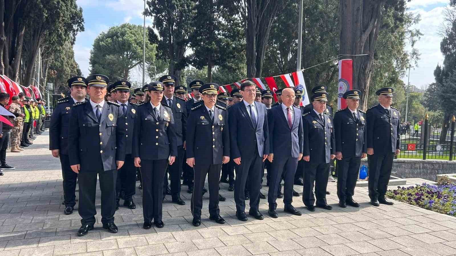 Edirnekapı Şehitliği’nde duygusal anlar: 92 yaşındaki anne gözyaşlarını tutamadı
