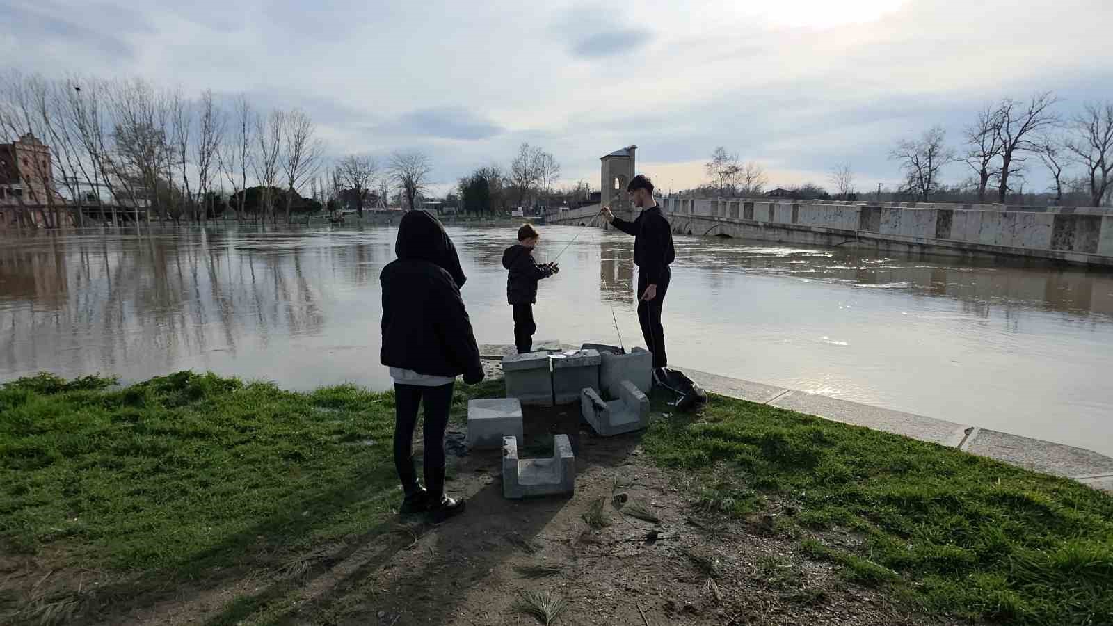 Edirneliler taşkın riski bulunan nehir kenarına akın etti
