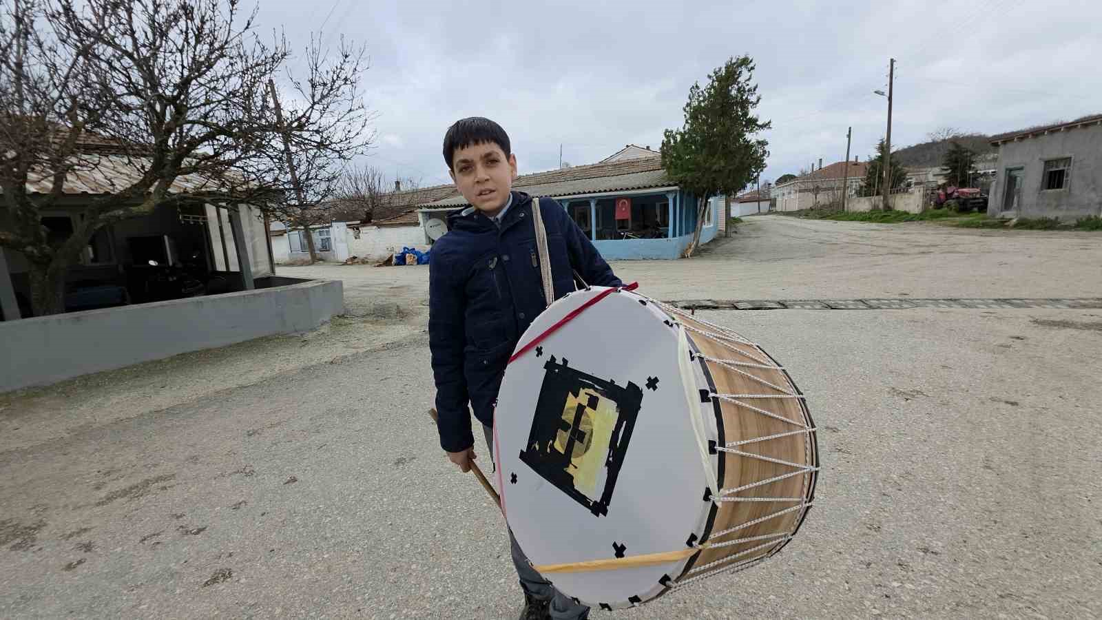Edirne’nin en küçük Ramazan davulcusu 400 haneyi sahura kaldırıyor
Edirne’nin en küçük Ramazan davulcusu 400 haneyi sahura kaldırıyor