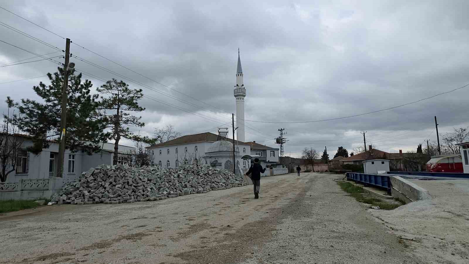 Edirne’nin en küçük Ramazan davulcusu 400 haneyi sahura kaldırıyor
Edirne’nin en küçük Ramazan davulcusu 400 haneyi sahura kaldırıyor