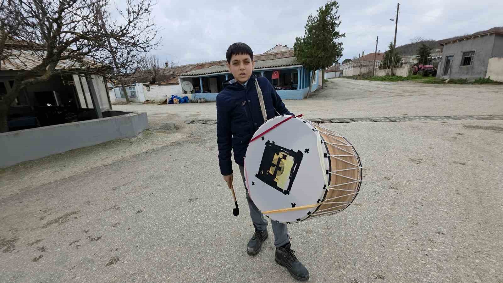 Edirne’nin en küçük Ramazan davulcusu 400 haneyi sahura kaldırıyor
Edirne’nin en küçük Ramazan davulcusu 400 haneyi sahura kaldırıyor