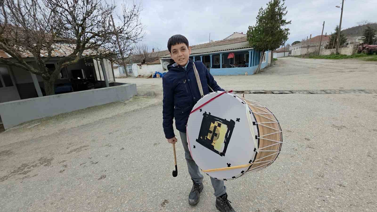 Edirne’nin en küçük Ramazan davulcusu 400 haneyi sahura kaldırıyor
Edirne’nin en küçük Ramazan davulcusu 400 haneyi sahura kaldırıyor