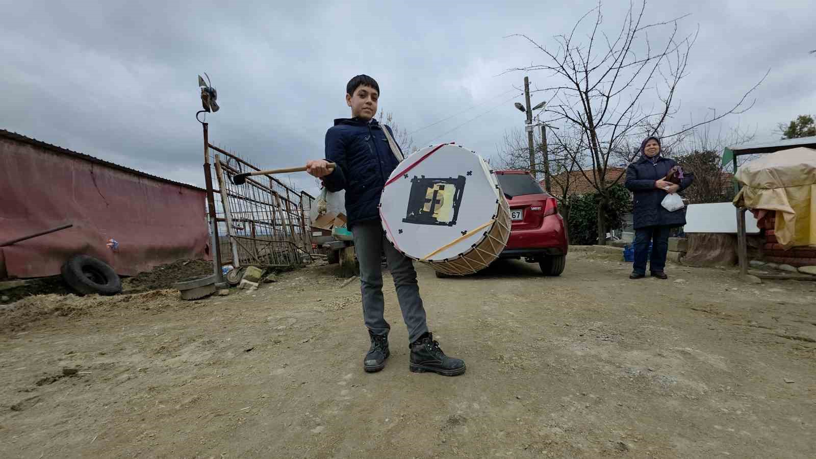 Edirne’nin en küçük Ramazan davulcusu 400 haneyi sahura kaldırıyor
Edirne’nin en küçük Ramazan davulcusu 400 haneyi sahura kaldırıyor