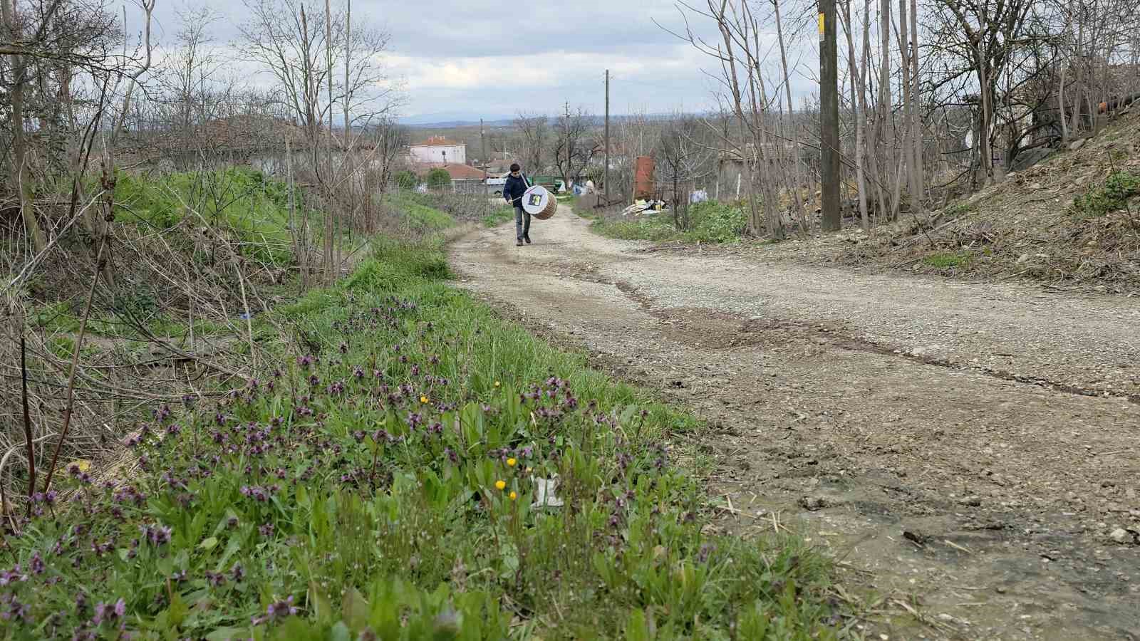 Edirne’nin en küçük Ramazan davulcusu 400 haneyi sahura kaldırıyor
Edirne’nin en küçük Ramazan davulcusu 400 haneyi sahura kaldırıyor