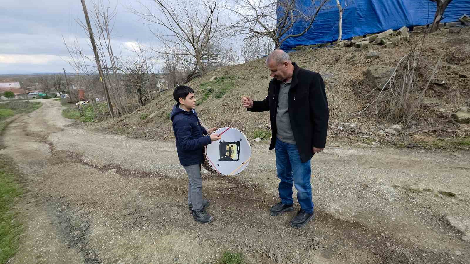 Edirne’nin en küçük Ramazan davulcusu 400 haneyi sahura kaldırıyor
Edirne’nin en küçük Ramazan davulcusu 400 haneyi sahura kaldırıyor