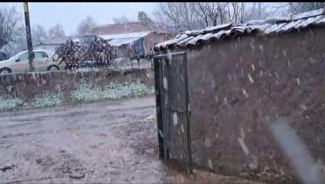 Edirne’nin Hamzabeyli köyünde kar yağışı başladı
