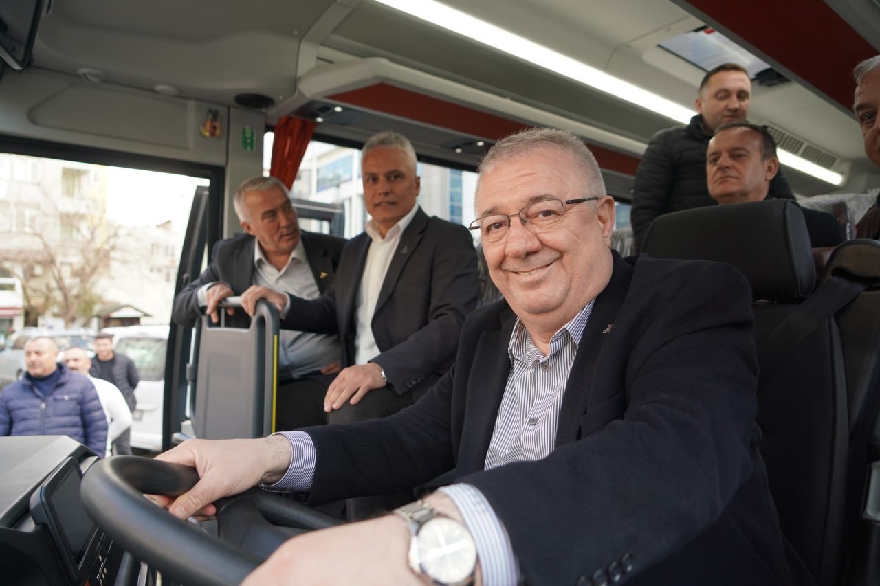 Edremit Belediyesi 8 yeni aracı hizmete sundu
Edremit Belediyesi 8 yeni aracı hizmete sundu