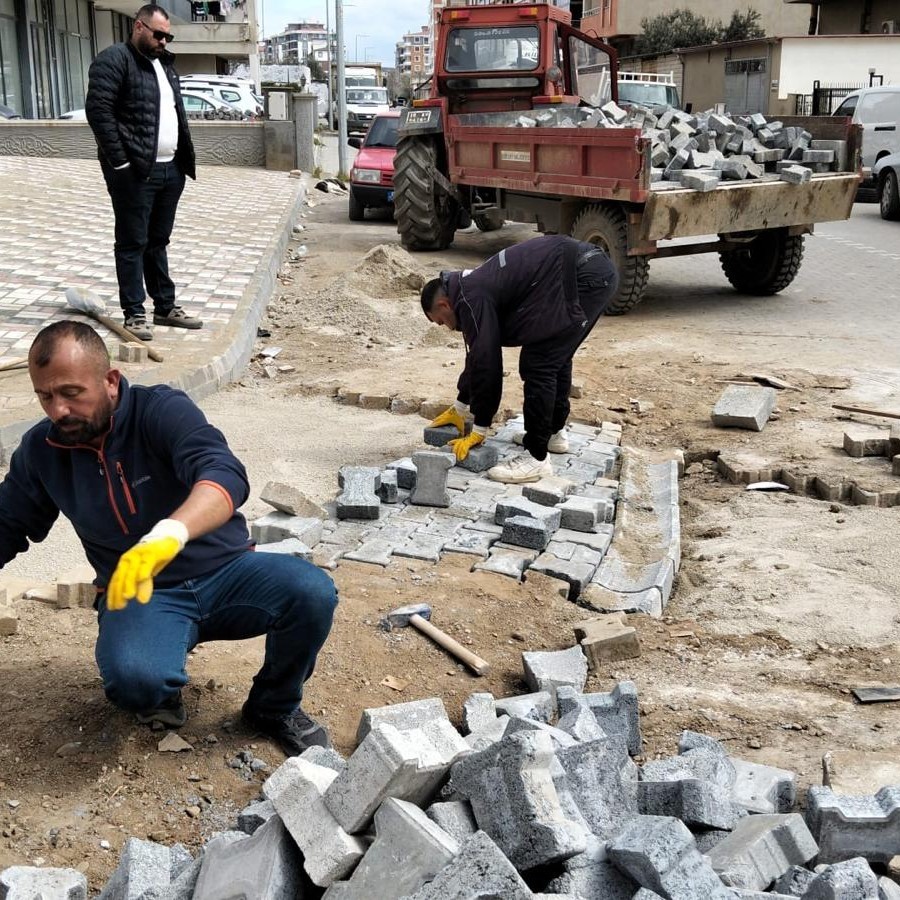 Edremit Belediyesi Altınkum’da ve Kadıköy’de yolları yeniliyor

