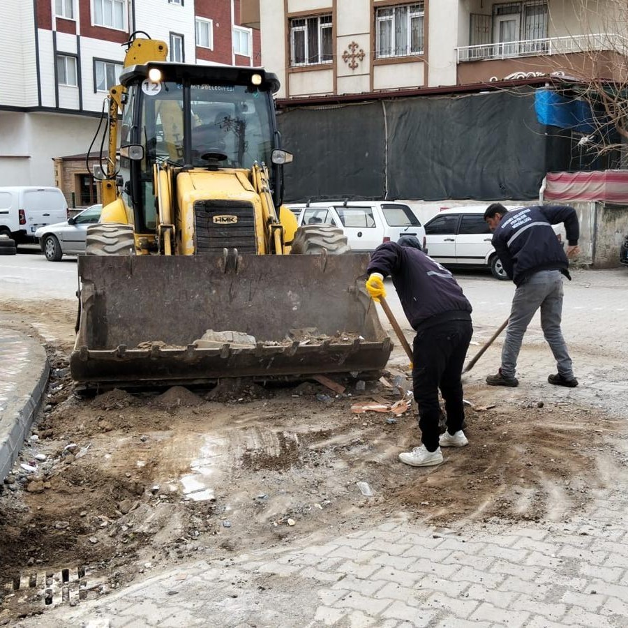 Edremit Belediyesi Altınkum’da ve Kadıköy’de yolları yeniliyor
