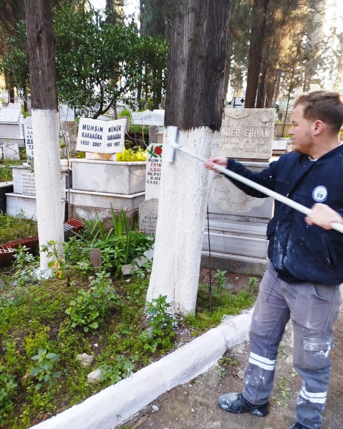 Edremit Belediyesi bayram öncesi mezarlıklarda bakım çalışmalarını sıkılaştırdı
