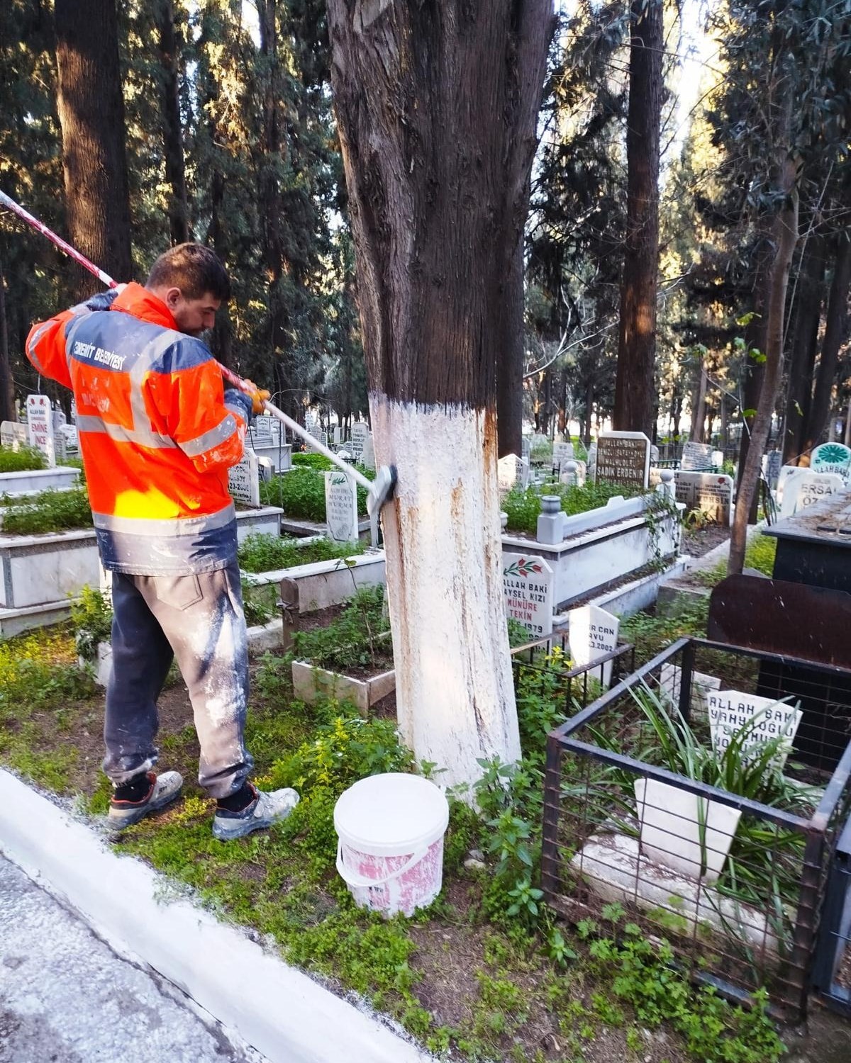 Edremit Belediyesi bayram öncesi mezarlıklarda bakım çalışmalarını sıkılaştırdı
