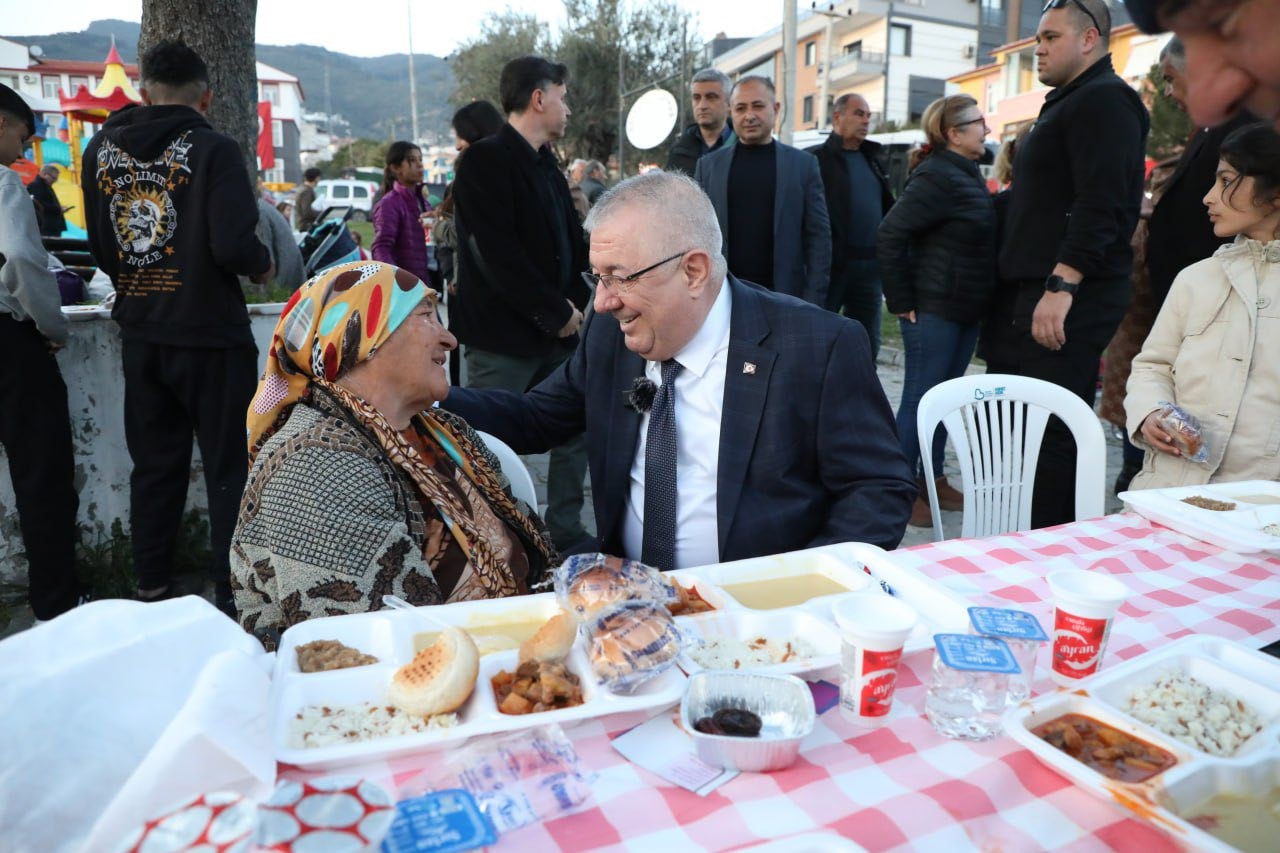 Edremit Belediyesi iftar sofraları Altınoluk’ta kuruldu
