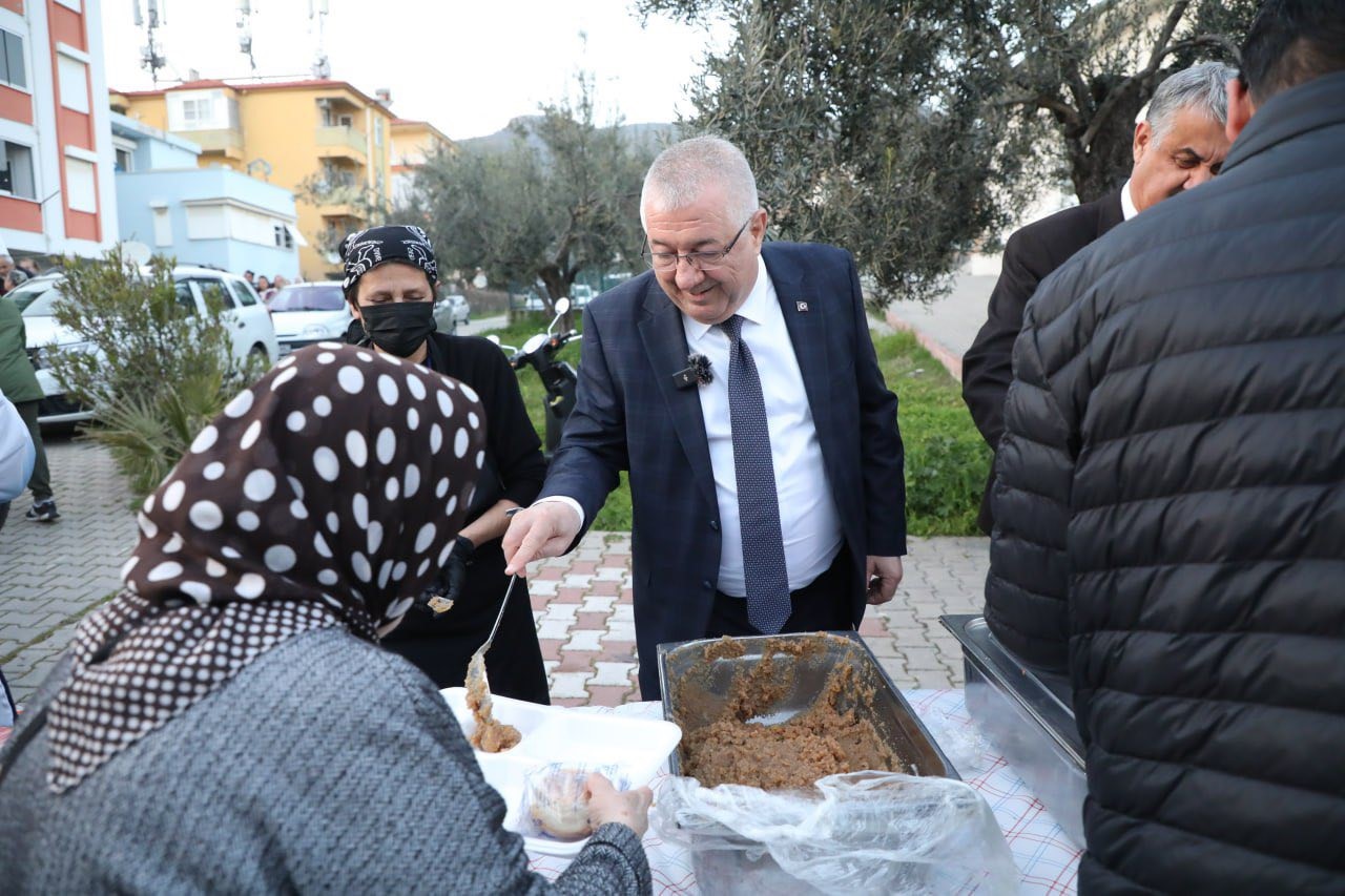 Edremit Belediyesi iftar sofraları Altınoluk’ta kuruldu
