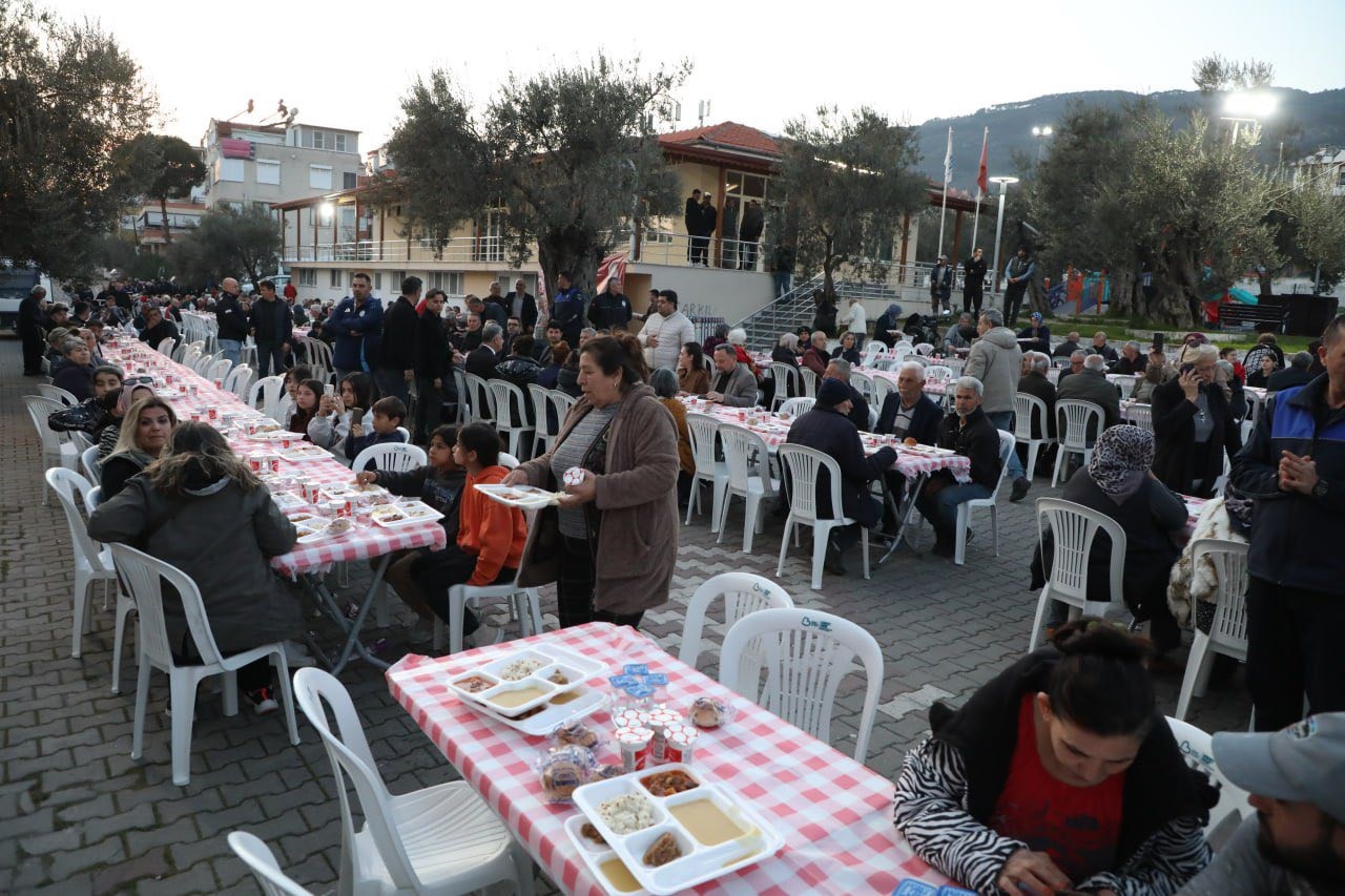 Edremit Belediyesi iftar sofraları Altınoluk’ta kuruldu
