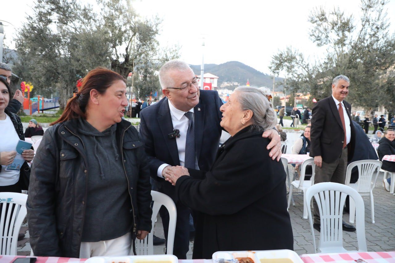 Edremit Belediyesi iftar sofraları Altınoluk’ta kuruldu
