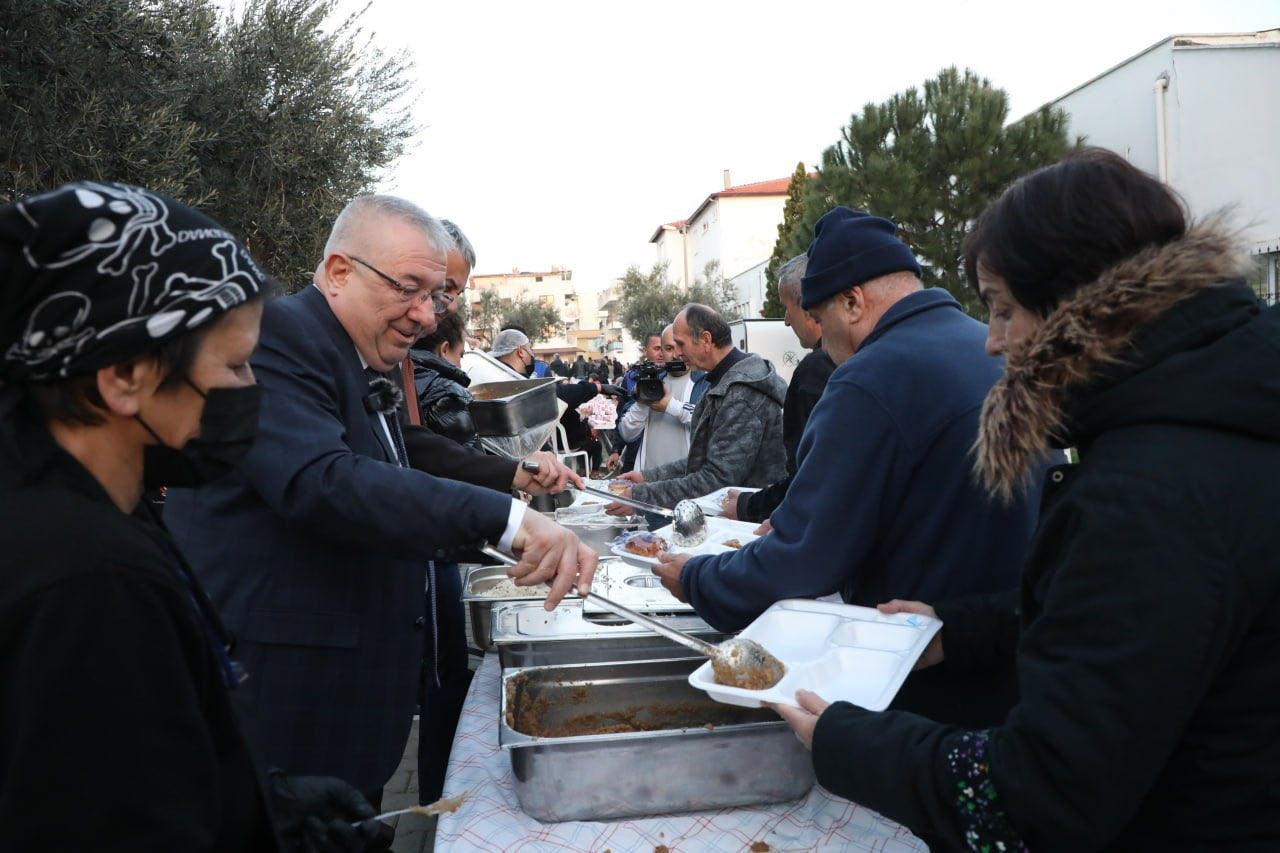 Edremit Belediyesi iftar sofraları Altınoluk’ta kuruldu
