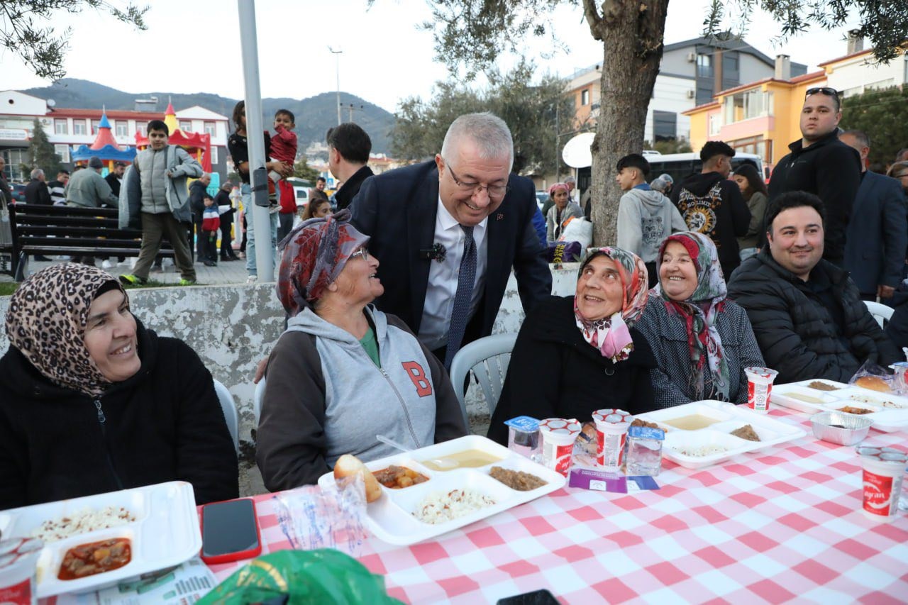 Edremit Belediyesi iftar sofraları Altınoluk’ta kuruldu
