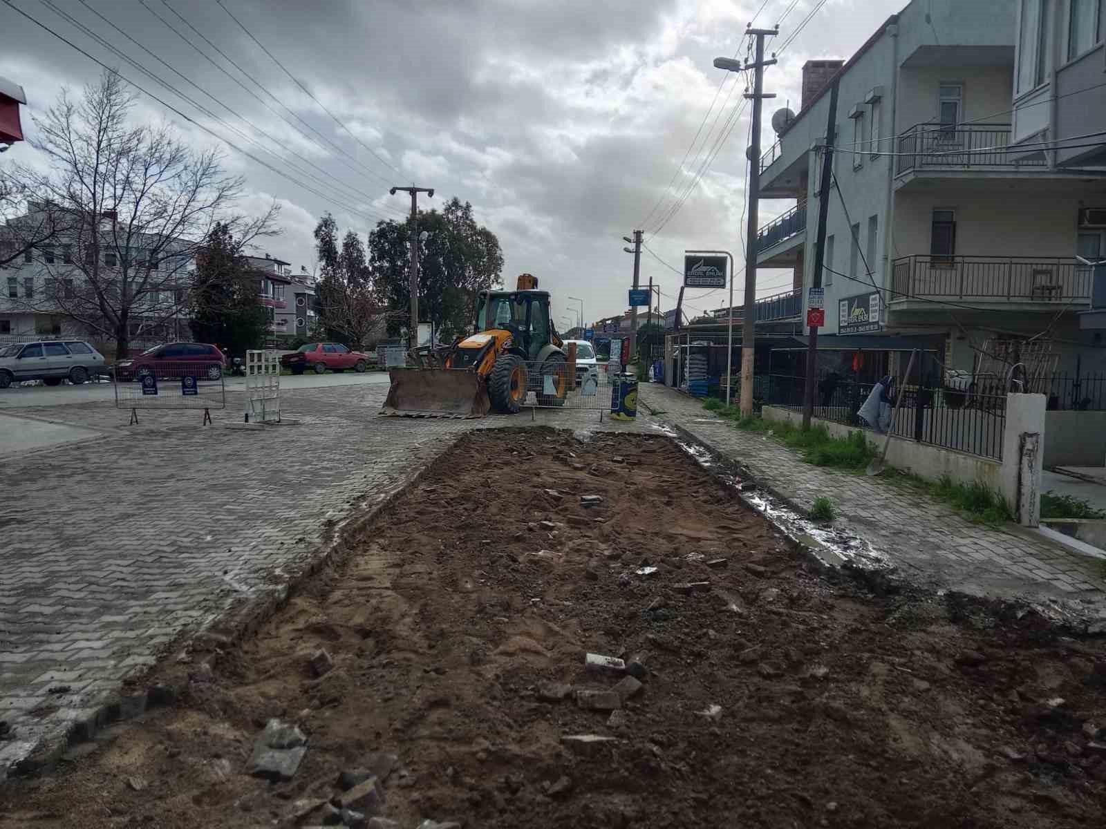 Edremit Belediyesi’nden İkizçay Mahallesi’nde yoğun yol mesaisi
Edremit Belediyesi’nden İkizçay Mahallesi’nde yoğun yol mesaisi