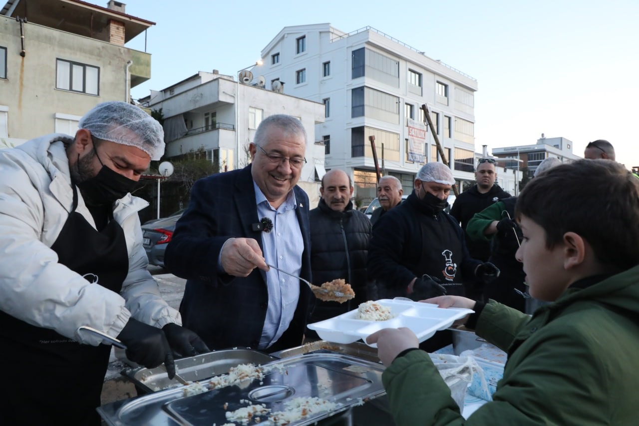 Edremit iftar sofralarında buluşuyor
Edremit iftar sofralarında buluşuyor
