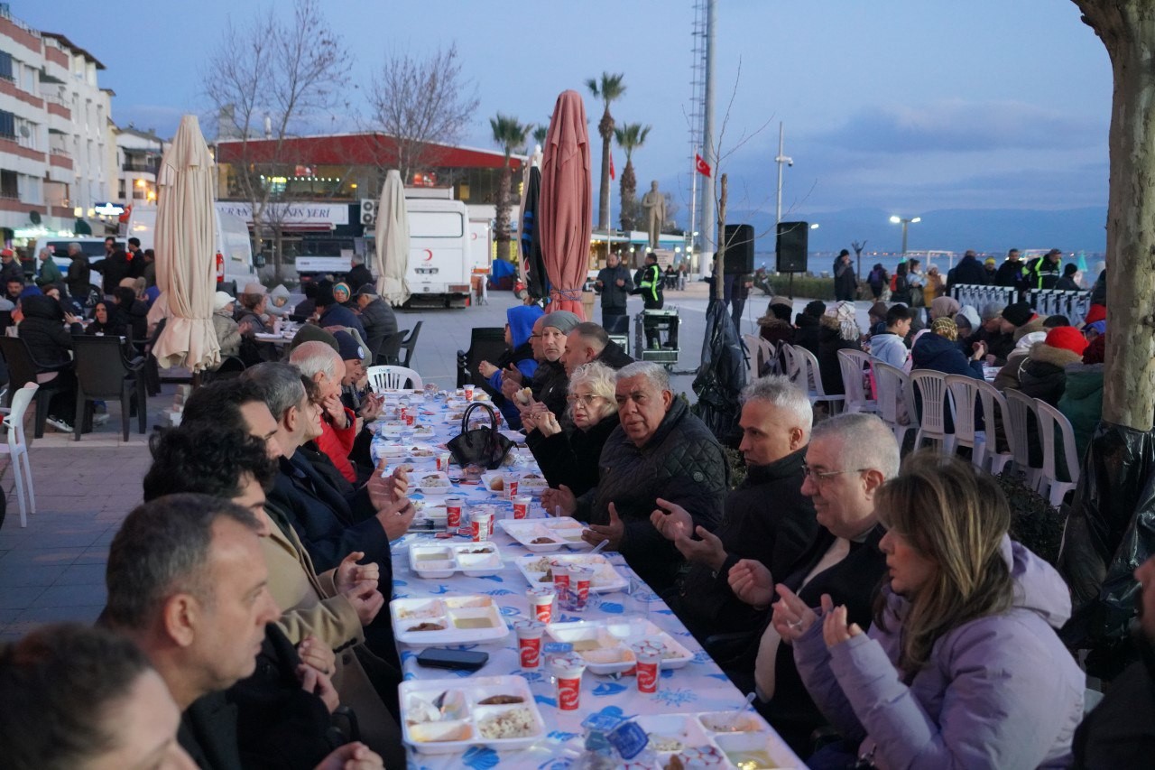 Edremit iftar sofralarında buluşuyor
Edremit iftar sofralarında buluşuyor