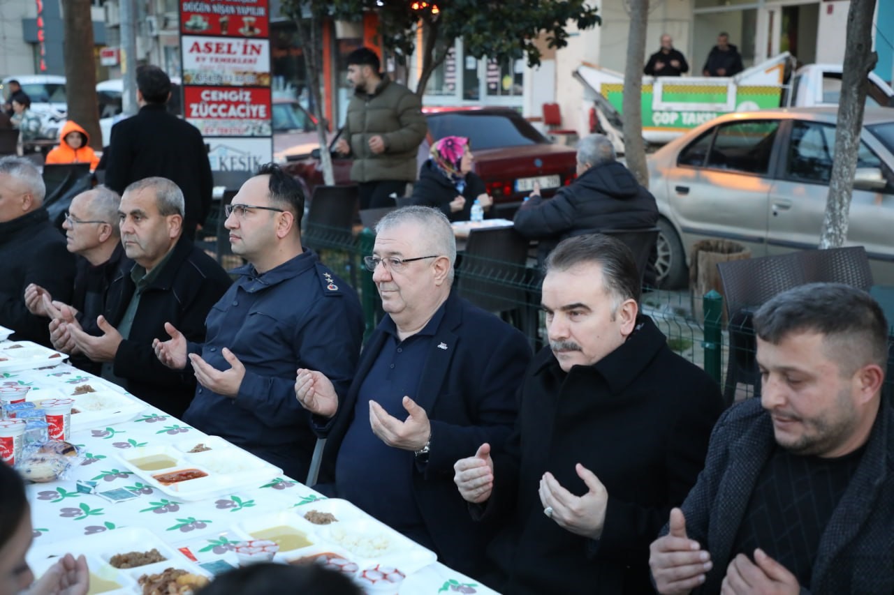 Edremit iftar sofralarında buluşuyor
Edremit iftar sofralarında buluşuyor