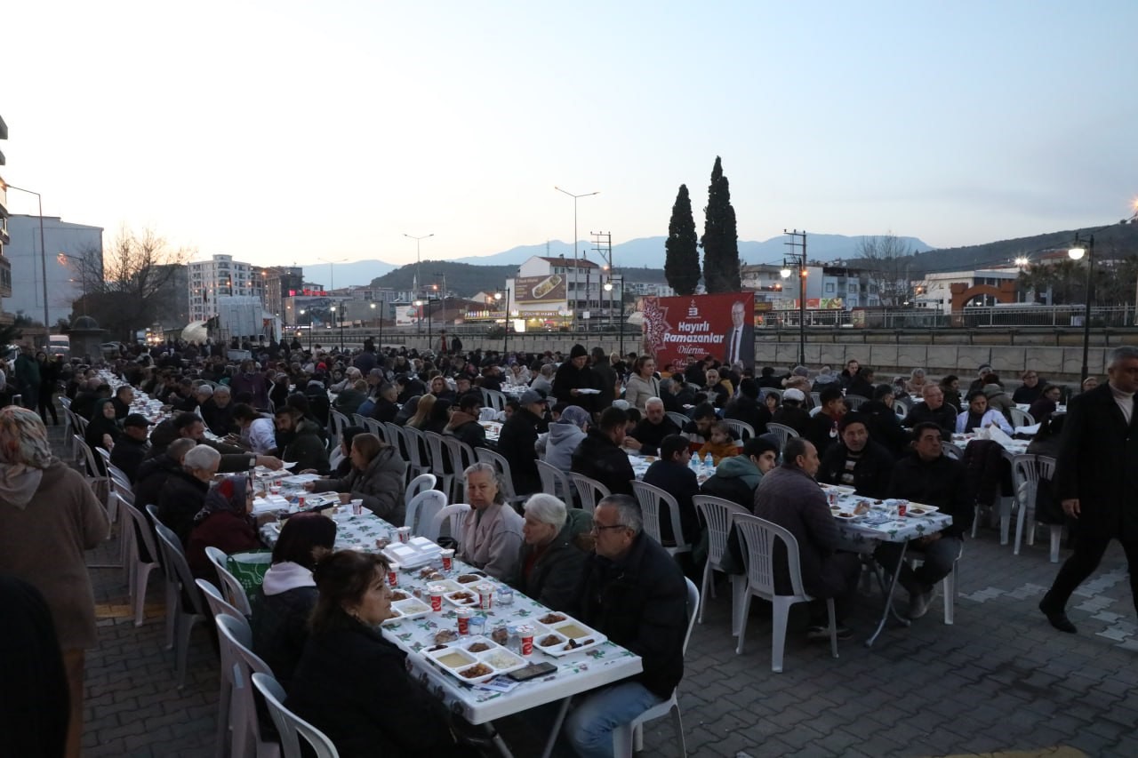 Edremit iftar sofralarında buluşuyor
Edremit iftar sofralarında buluşuyor