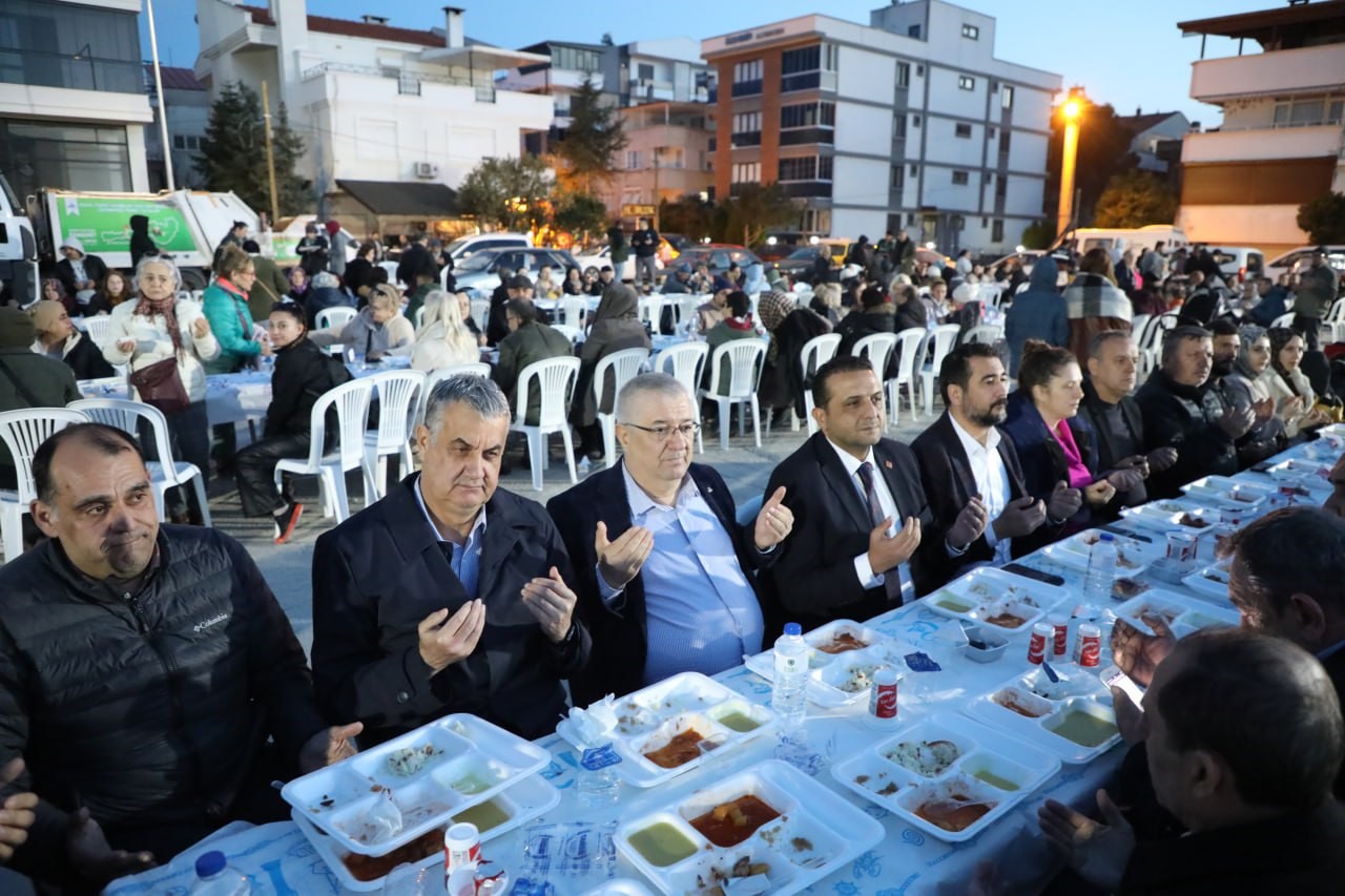 Edremit iftar sofralarında buluşuyor
Edremit iftar sofralarında buluşuyor