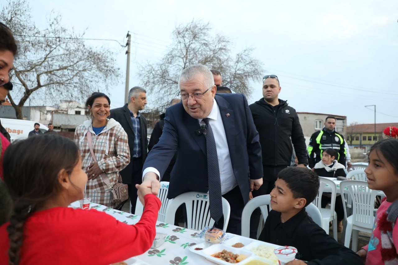 Edremit iftar sofralarında buluşuyor
Edremit iftar sofralarında buluşuyor
