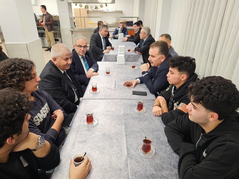 Edremit Kaymakamı Odabaş, iftar sofrasında Şehit Mustafa Serin Fen Lisesi öğrenci ve öğretmenleriyle buluştu
